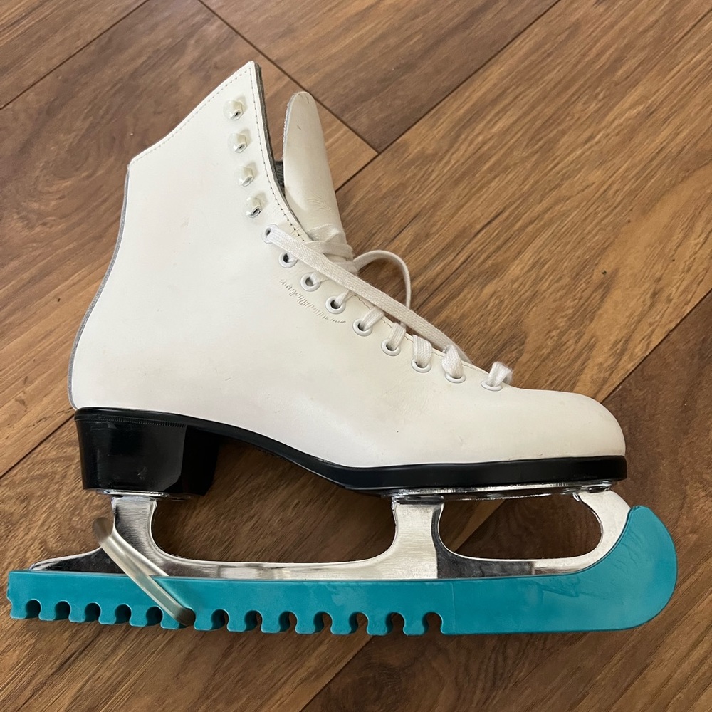 Ridell Womens figure skates size 6